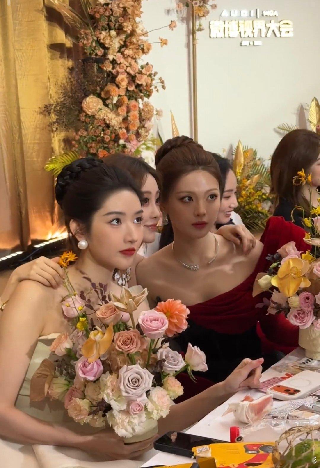 杨超越王玉雯祝绪丹合照王玉雯杨超越祝绪丹合照啦，想看！王玉雯杨超越祝绪丹合照微博