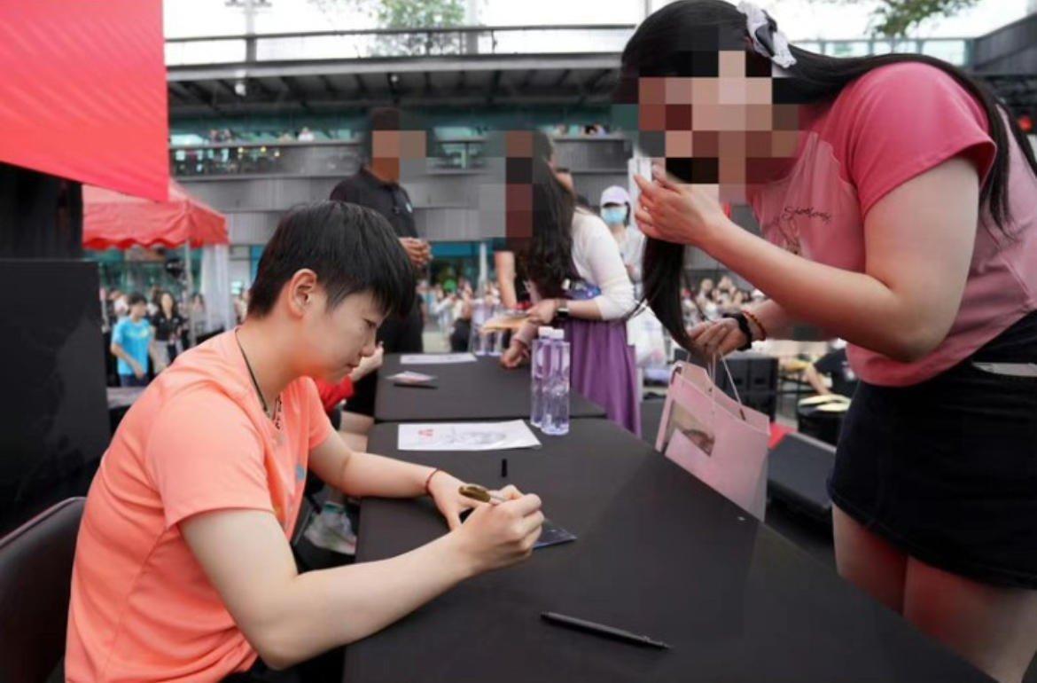 孙颖莎晚间在顺丰快递点打包寄件，被工作人员认出。 她非常自然、随和地为对方顺手签