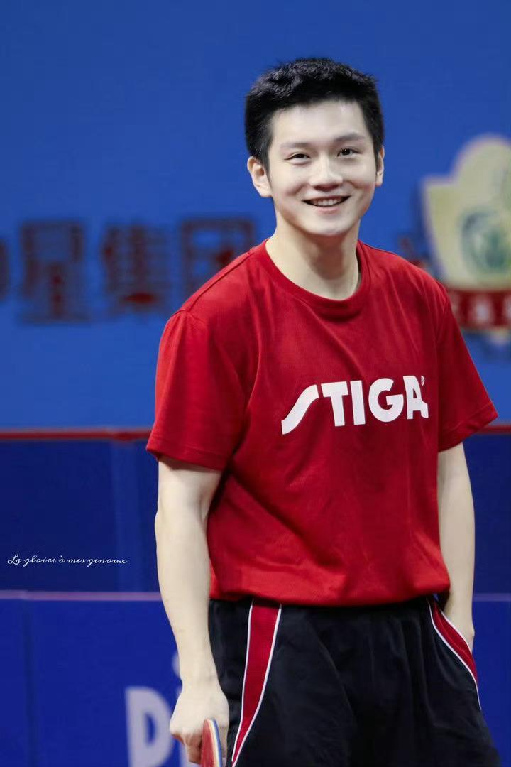 樊振东骑自行车好惬意 谁懂啊，赛场上果断的小胖，骑车时这么放松。林间溪水旁慢慢骑