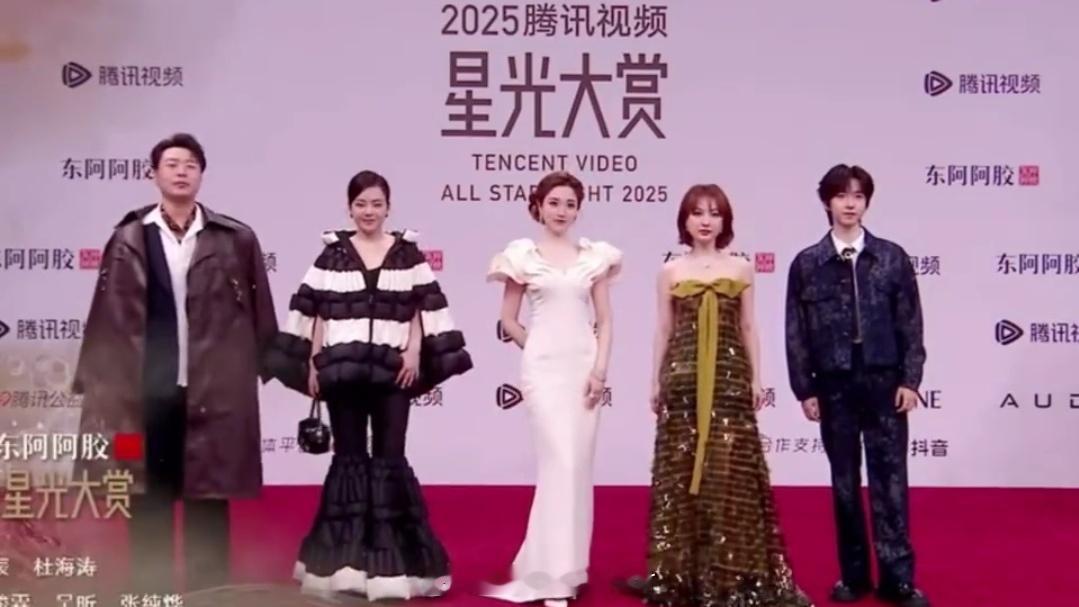 星光大赏红毯江苏卫视的张纯烨是真不怕被骂呀。星光大赏主持阵容的红毯，她凭什么站C