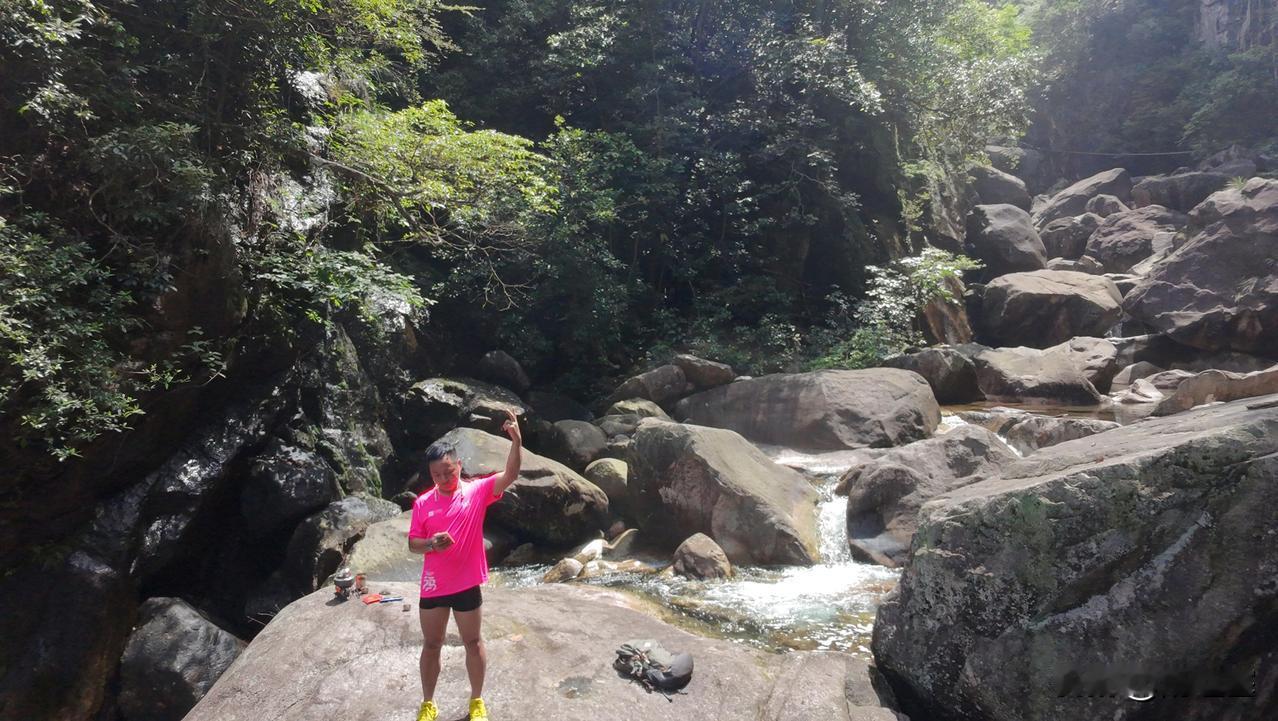 你喜欢大山里的风景吗你们喜欢这样的风景吗？一个人安安静静的呆着，喝个茶，游游泳