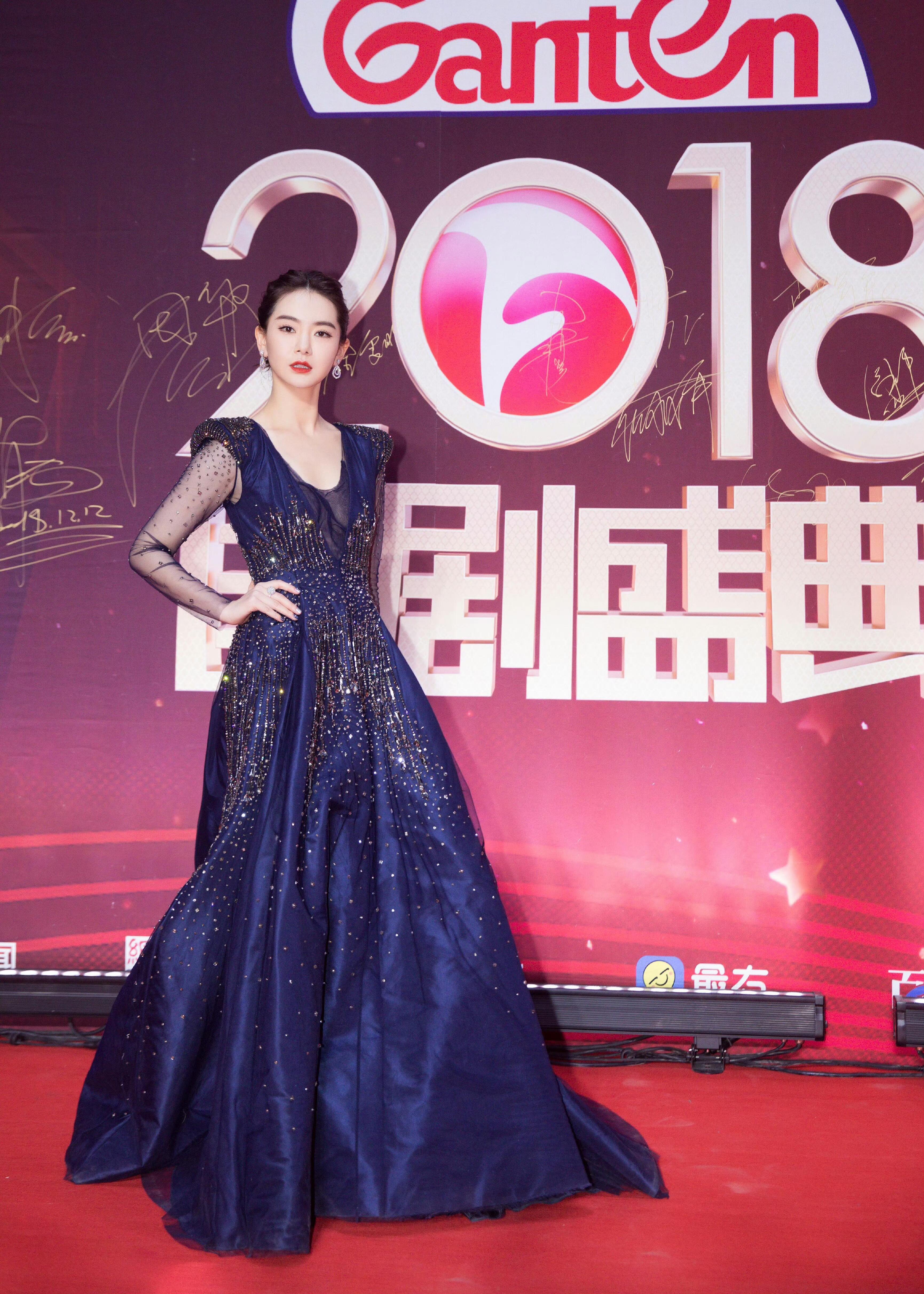 戚薇这是肿么了妈呀！拔过智齿的人真的狠狠共情，脸肿成蜂蜜狗的样子又惨又好笑啊哈哈