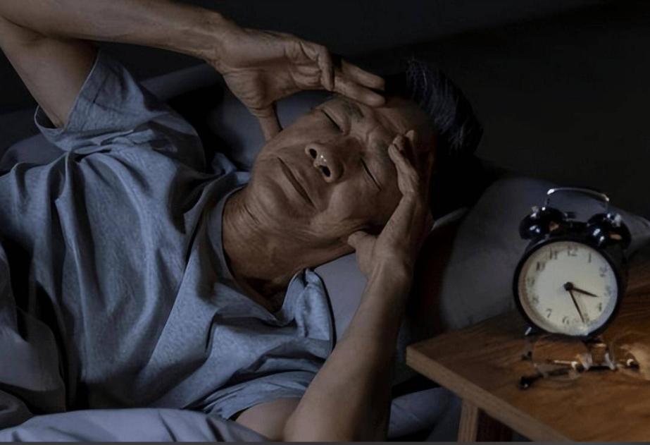 睡前做这件事，可能堵住血管？医生：每年上万人受害
结束一天忙碌，窝在沙发上啃完半