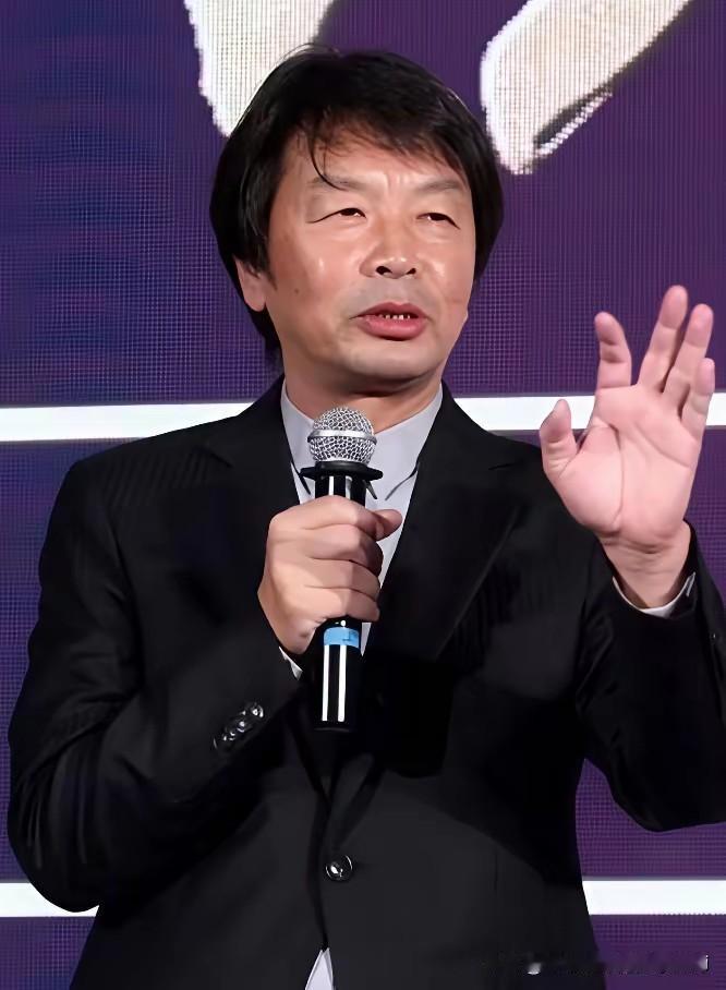 一是把钱借出去，等别人主动还；
二是闷头做事，等老板主动提拔；
三是使劲对别人好