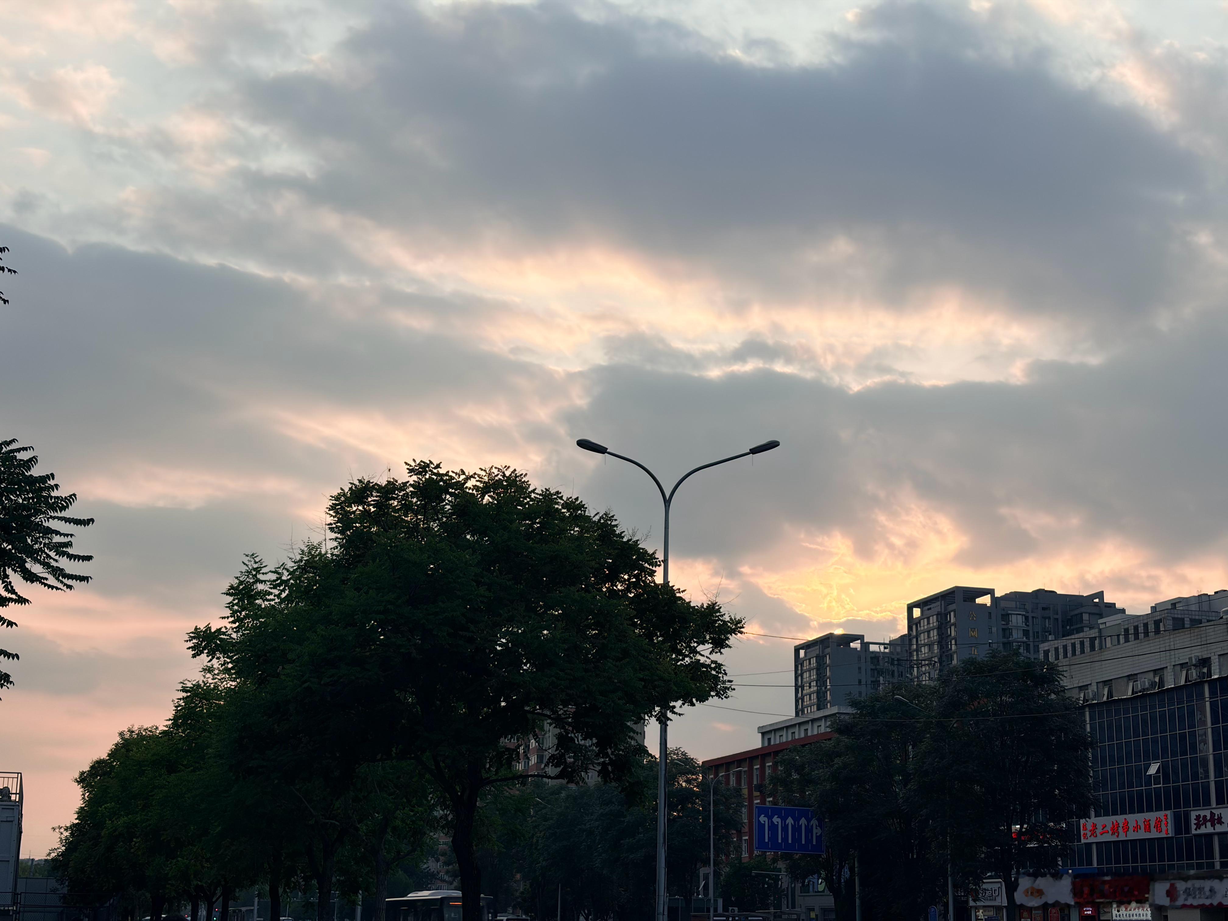 不知何时开始，抬头看到好看的晚霞会掏出📱记录下来大概是因为一首歌夕阳向晚-Ke