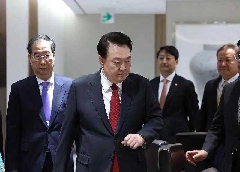 据新华社首尔5月12日电，韩国前总统尹锡悦因涉嫌免费收受舆论调查服务一案，当天被