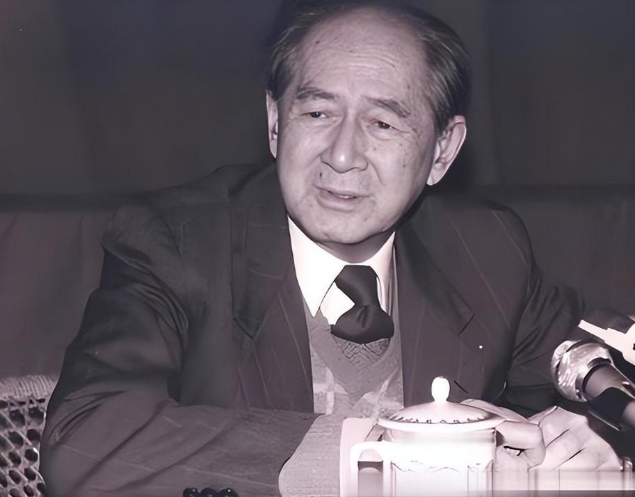 1996年，82岁的著名作家徐迟，从医院病房的6楼一跃而下，震惊了整个文学界。