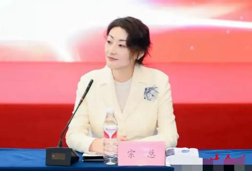 公主扛大旗，后浪推前浪，11月7号这天娃哈哈经销商大会如期而至，身为娃哈哈管理层
