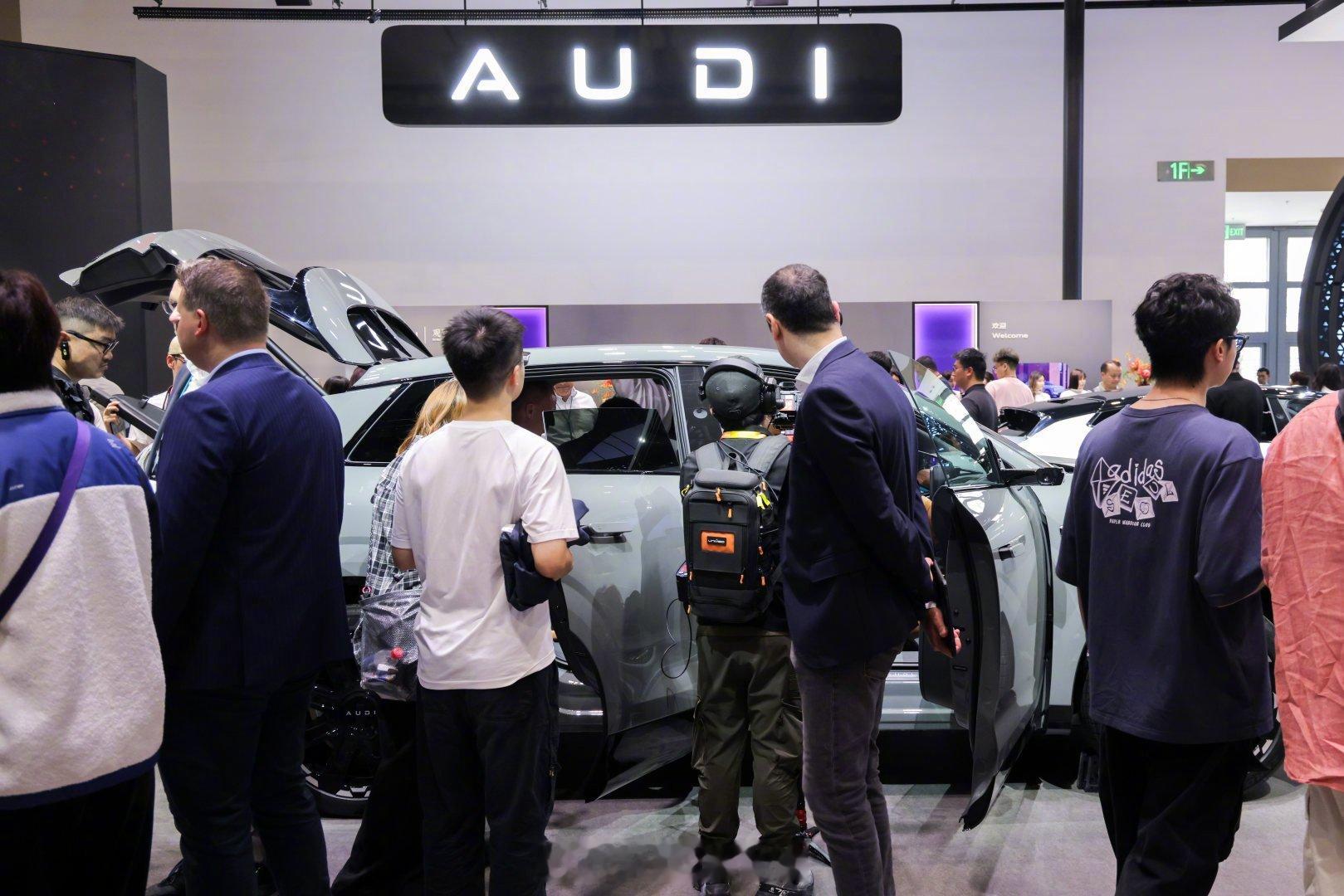 北京车展奥迪E7X那张床出圈了车圈最近流行一个词——"客厅"。但大多数时候，它就