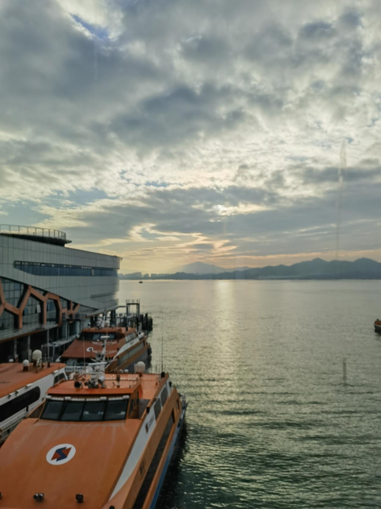 早晨的深圳蛇口港，真的美到失语！我随手拍了张海边照片，那画面绝了。
从深圳地铁9