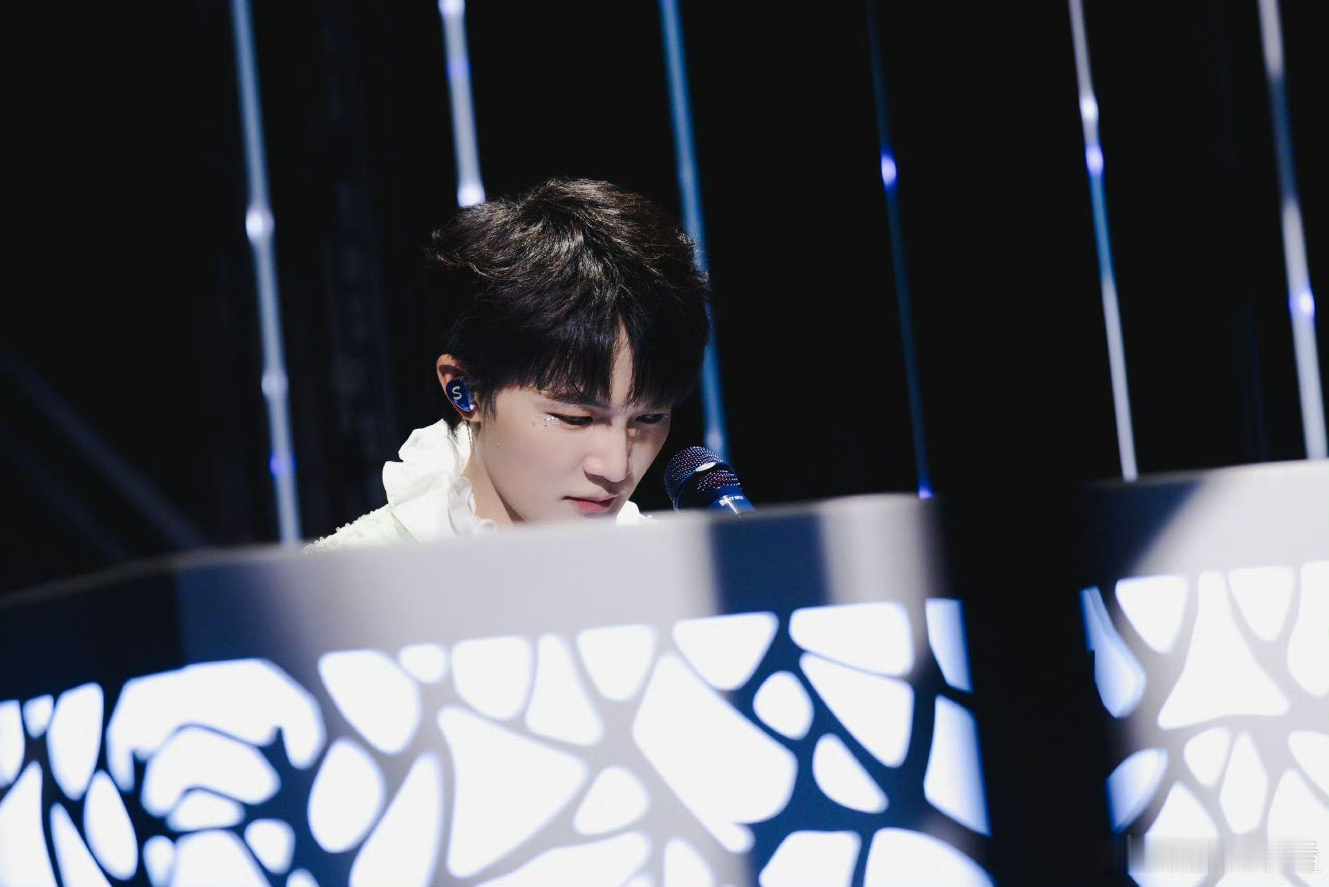 周深暑期八场演唱会 周深暑期巡演官宣：四城八场。郑州、呼和浩特是新朋友，沈阳是老