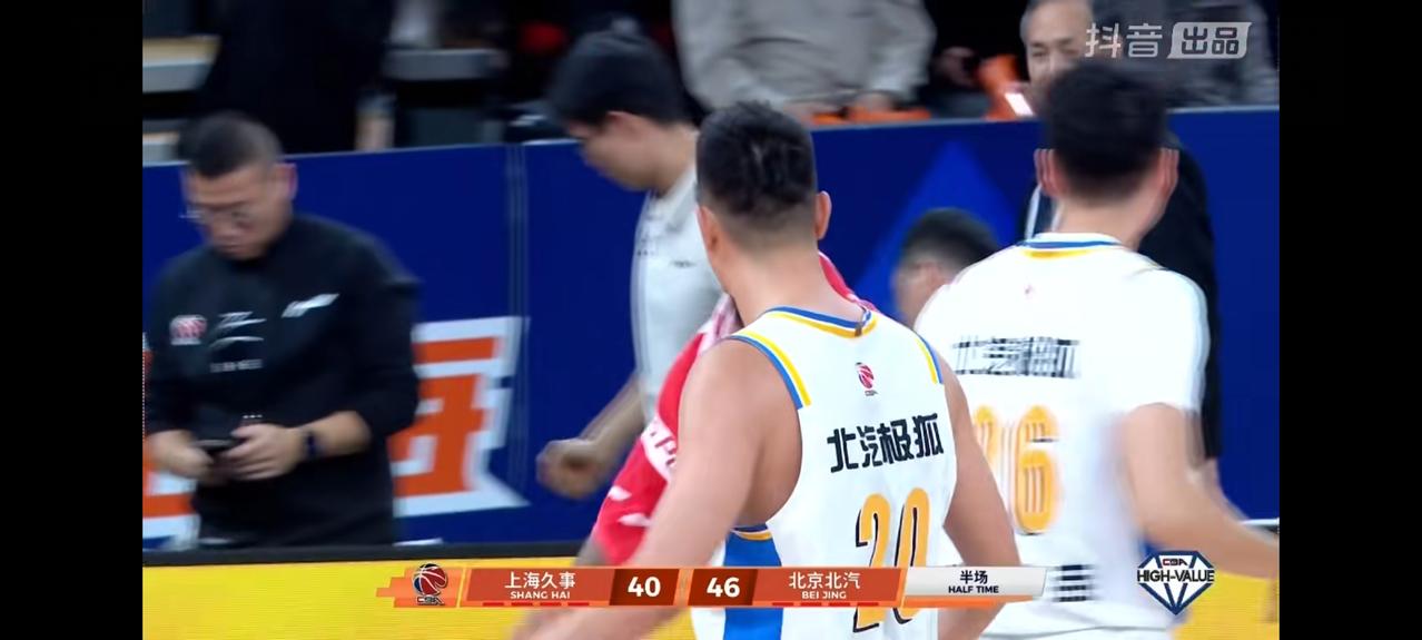 没想到伤兵满营的北京北汽，客场凭借老将翟晓川的爆发，客场上半场46：40领先夺冠