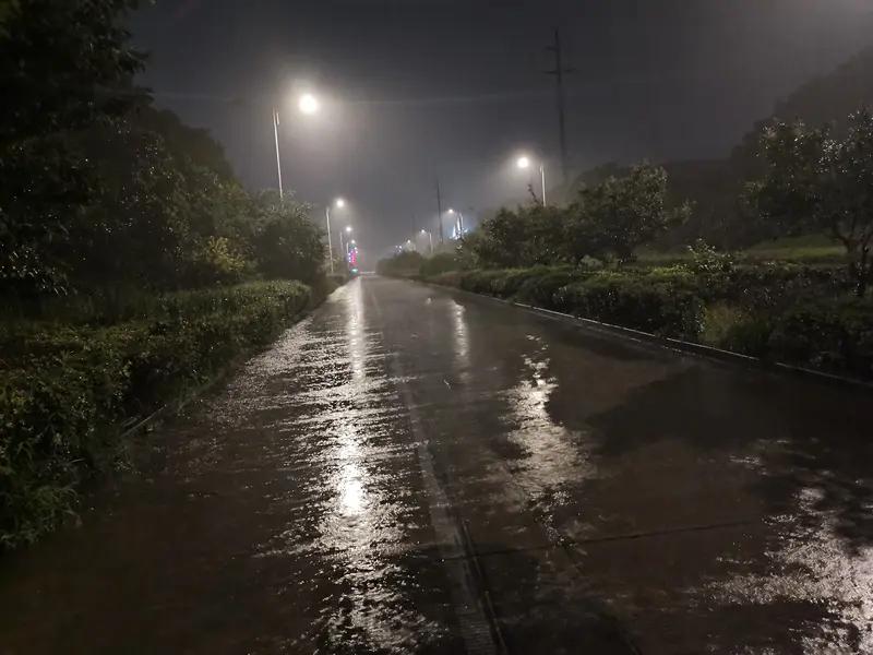 今天的雨太大了
带孩子上了写字培训课
冒着大雨骑车回家
二十多分钟的路程
虽然有