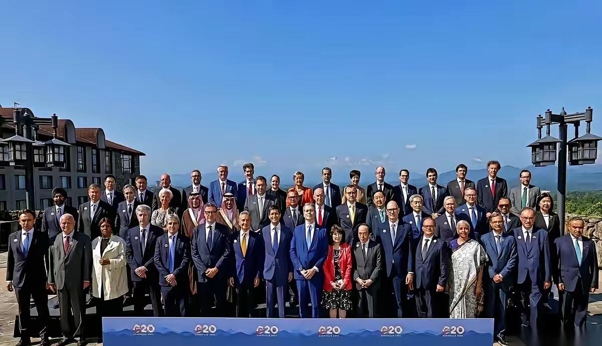 美帝上演小孩式闹脾气，G20合影把老二财长排到后排角落

G20财长会一张大合照