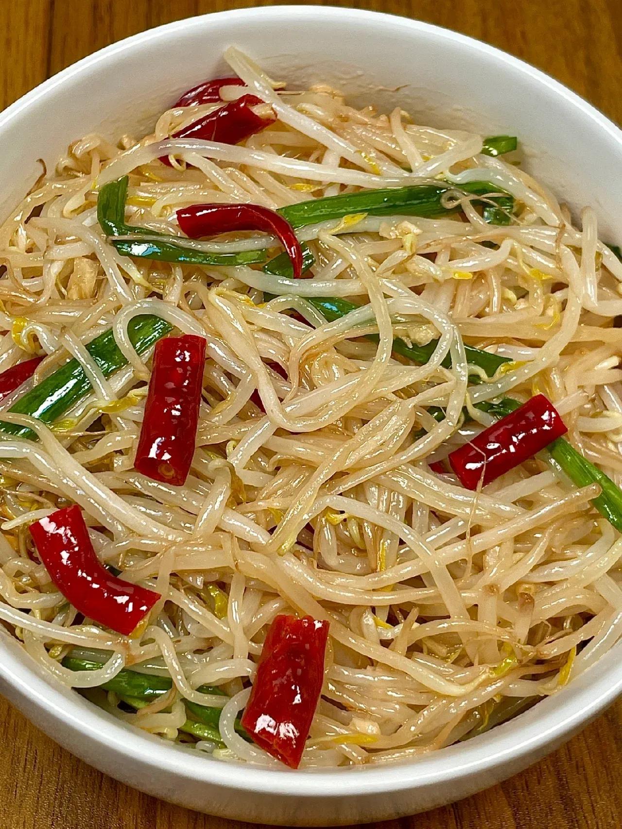巨巨巨好吃…我怎么没早点发现！！醋溜豆芽好好吃哇！！
这样做清清爽爽，汤汁鲜美！