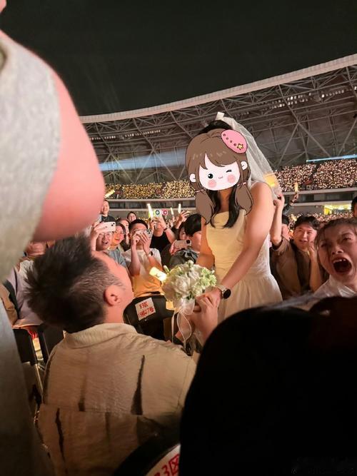情侣演唱会求婚引争议拍摄者发声哦哟，求婚的刚被骂完，拍摄的也坐不住了：“我只是帮