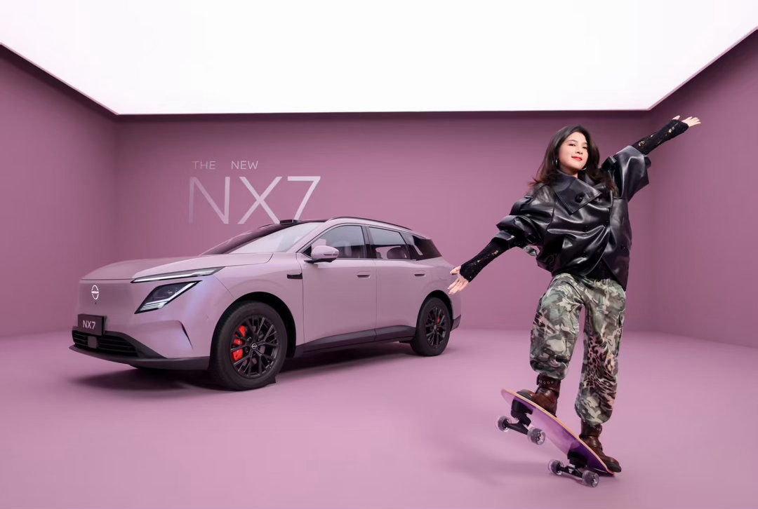 全网玩梗刷屏！峰哥打卡日产NX7遇卡颜局！熟悉峰哥的网友都知道，他曾经历韩国夜店