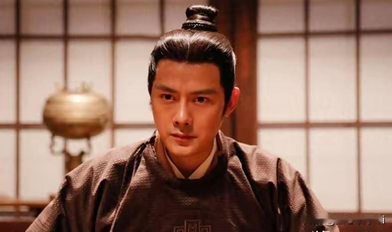 演员徐海说，你们看到的所有的明星，在电视再面刚刚好的，生活中都是纸片人。很瘦很小