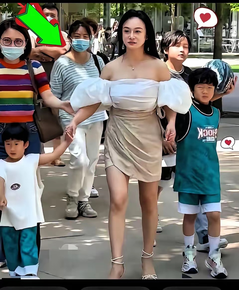 冉莹颖穿着精致衣服去开家长会，却被儿子儿子吐槽下次穿朴素点。 