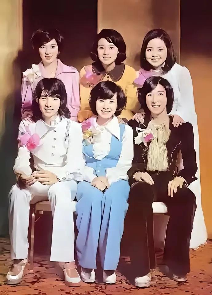 照片上有一位曾经红遍大江南北、海峡两岸的大歌星，她演唱的《月亮代表我的心》、《夜