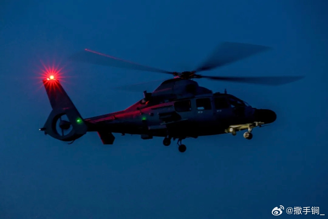 东航Z-9F和Z-9D跨昼夜飞训 