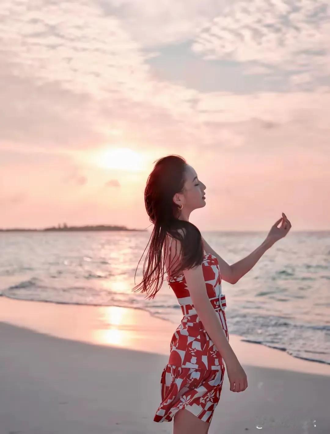 近日，佟丽娅以一袭露肩红裙海边美照，明艳妆容与优雅仪态惊艳全场，状态好到让网友集