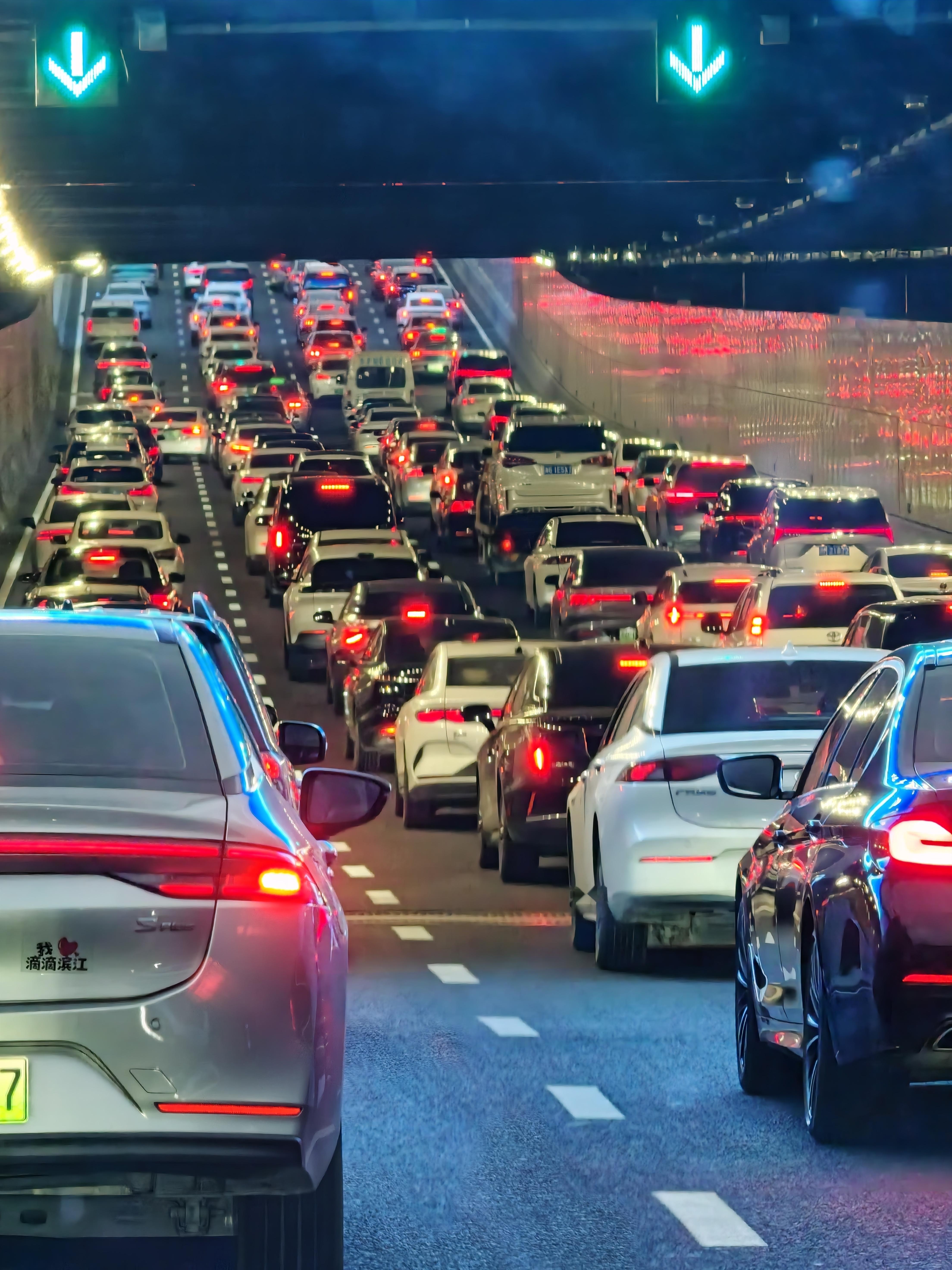 4月三上杭州，每次来都是冷冷的冰雨。 今晚三场发布会，太可怕了。 