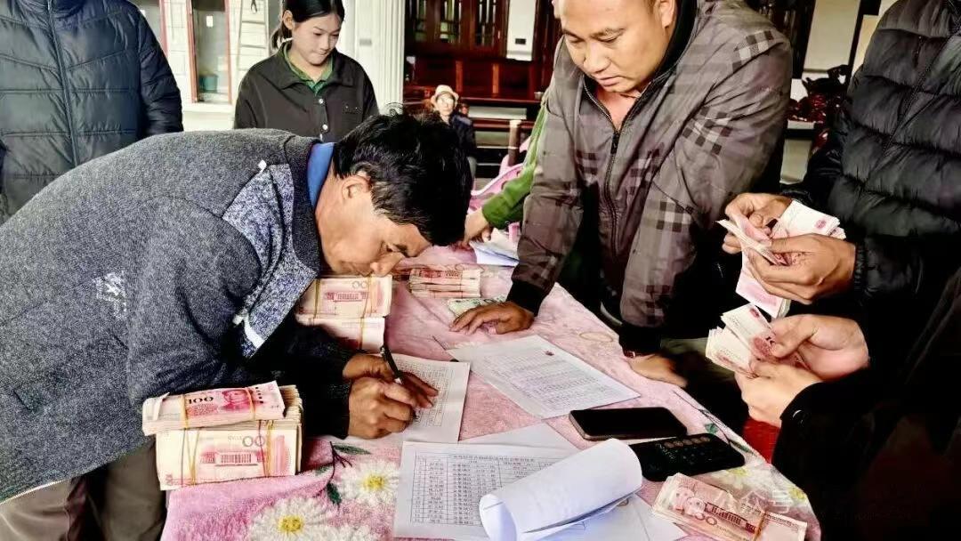 果敢同盟军给拆迁户发放补偿款！

总金额397.38万元，基本上就是400万人民