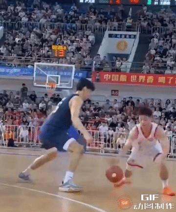 近日进行的安徽省篮球联赛（徽BA）因为一个非篮球动作意外引发球迷关注：在合肥队对