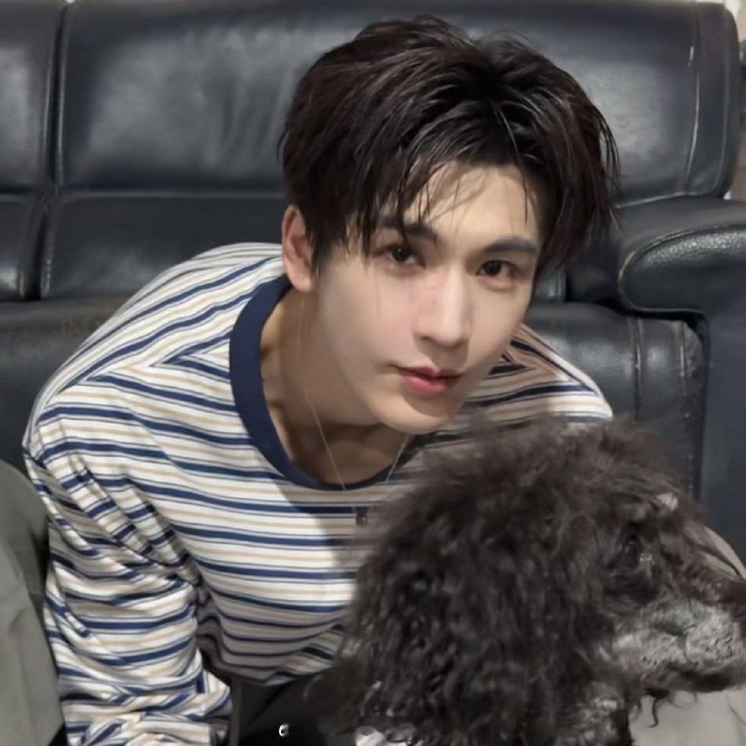 张凌赫逐玉拉弓手势张凌赫拉弓 哈哈哈哈哈果真是放大镜追剧的网友们啊！！！没想到电