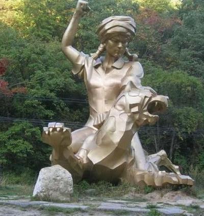 1975年，湖北神农架，几名妇女正在田里干农活的时候，一位妇女突然因为内急跑向了