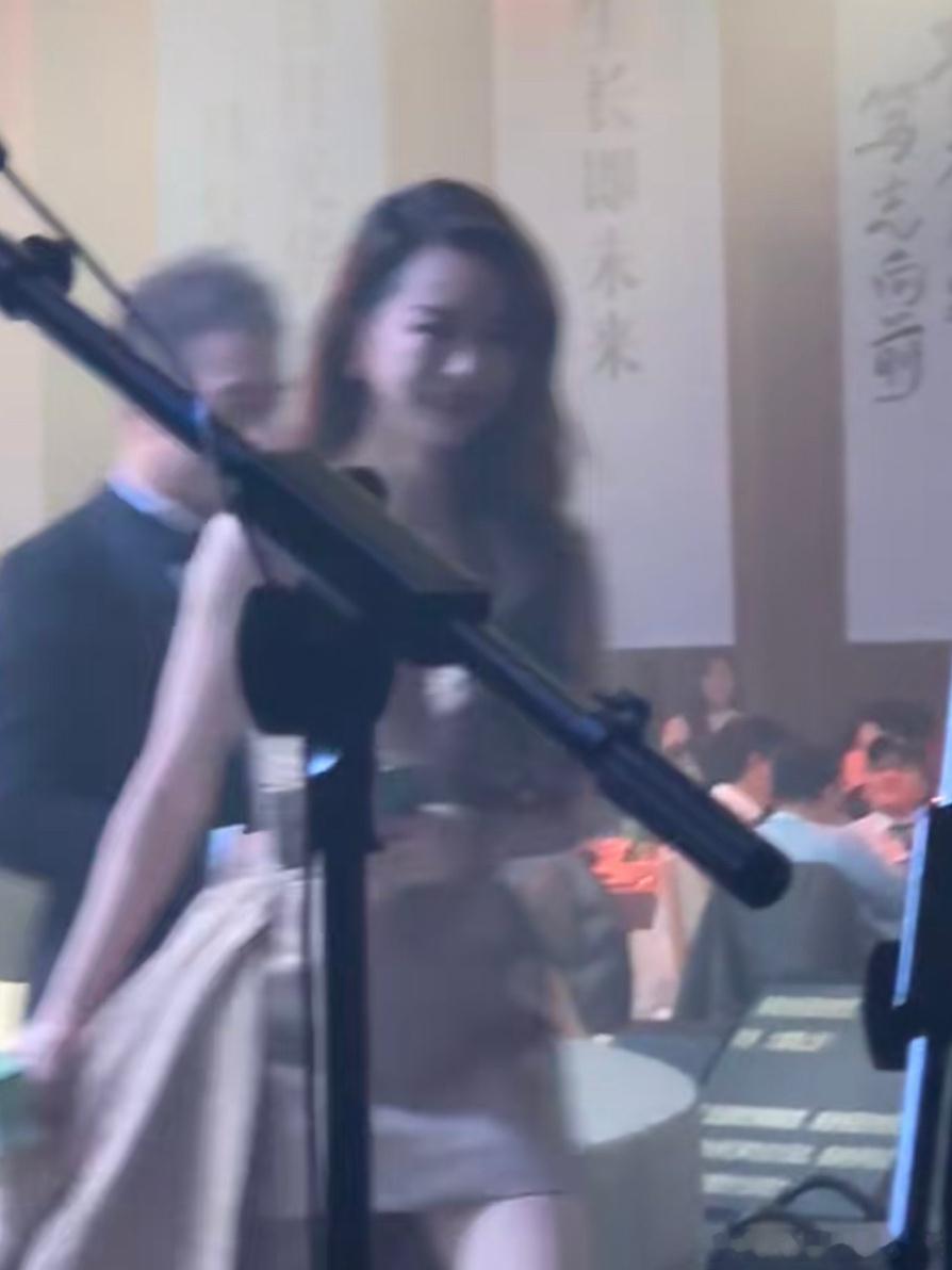 这就是所谓的明星？颜值和身材真的好抗打！没想到戚薇真的又白又嫩 