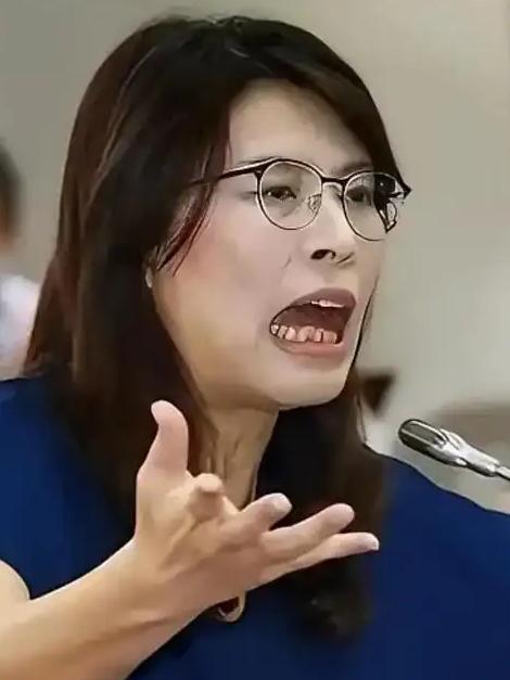 郑丽文，到手的国民党主席的位子，恐怕要飞了！
 
这事儿得从郑丽文那番