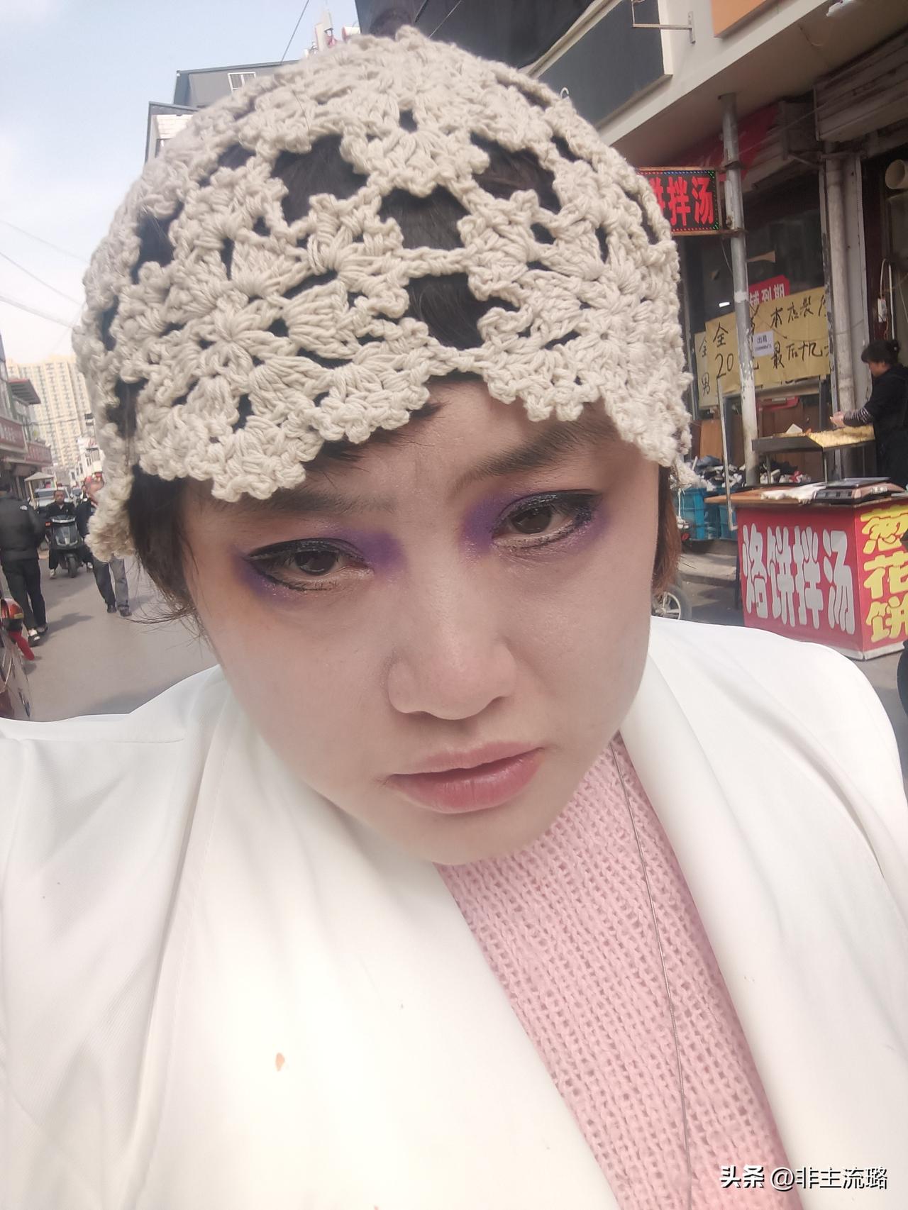 你爱的人不爱你，追求还是放下我爱的人不爱我，当然放弃，但爱我的人我也爱他，追求着