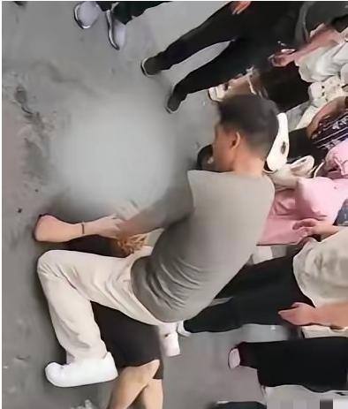 钱王津，男，汉族，现役军人，江苏淮安人。2026年7月27日傍晚六点多，他趁着探