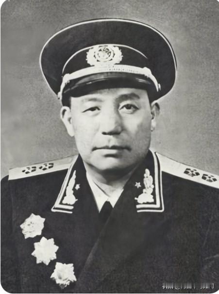 他是军政兼优的开国中将，早年作为地下交通员接应红四方面军入川，泅渡巴河破巴中城，