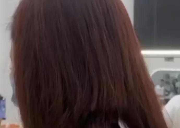 23年广东东莞，妈妈带6岁女儿理发，女儿趁机剪掉顾客头发，被讹11万多元。理发店