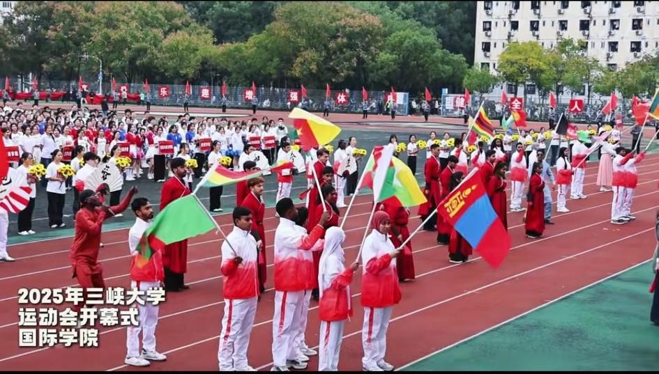 湖北宜昌。三峡大学运动会开幕式上，留学生表演节目，这留学生可真不少啊！亮点是后面