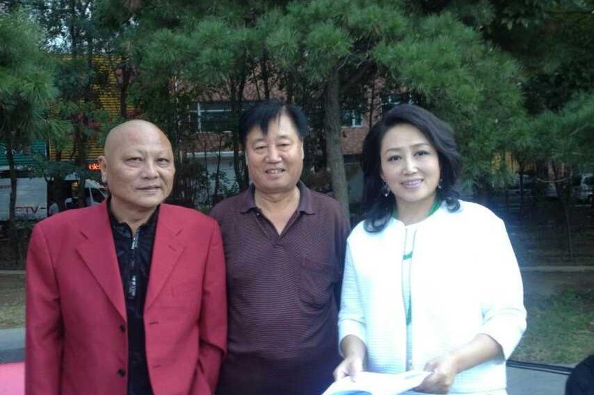 相声演员贾承博和朋友，一张罕见的留影，右侧是辽宁主持人梁静，拍摄地点在辽宁沈阳户