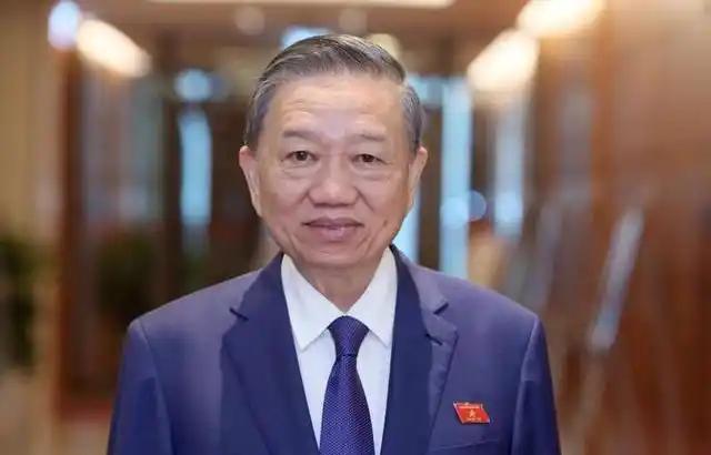 你要是仔细观察越南最近的操作，会发现它在走一步实实在在的险棋——一边靠着和中国的