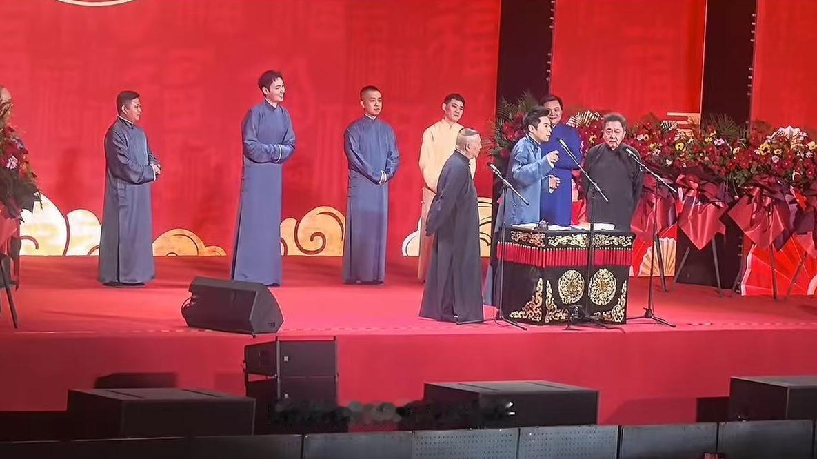 郭德纲、张九南师徒一起配合，济南返场又占了于谦的便宜。返场，张九南第一个上来表演