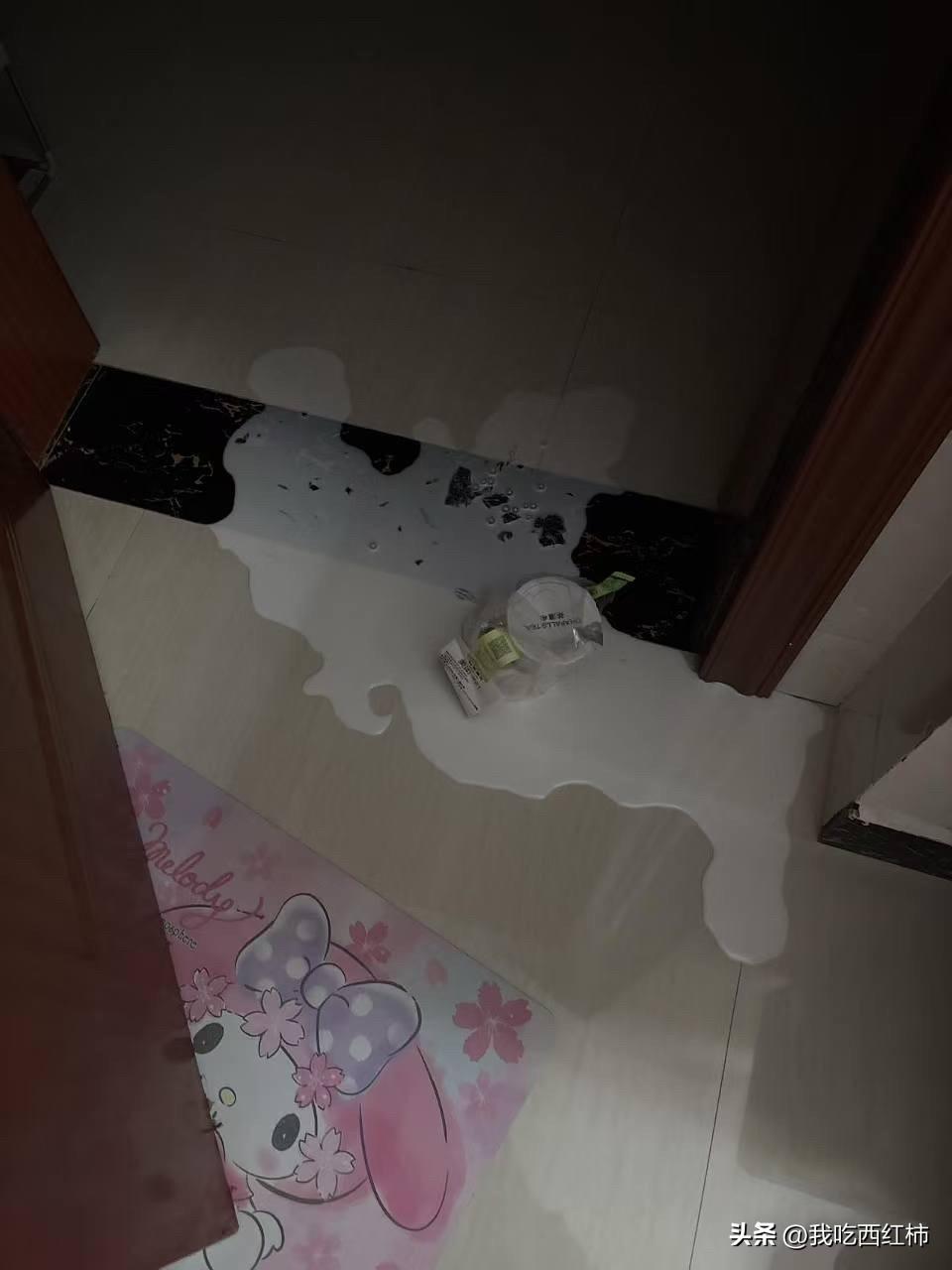 就在刚刚 我点了一杯奶茶，结果骑手把它挂在了门把上，我一开门那奶茶就撒掉了，流的