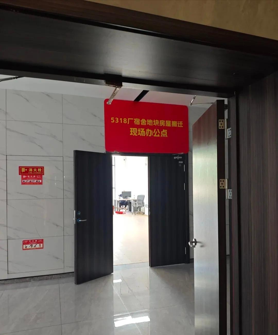 嘉兴的楼市又要热闹了，前两天市中心以旧换新政策刚出来，这老小区拆迁又来了。

做