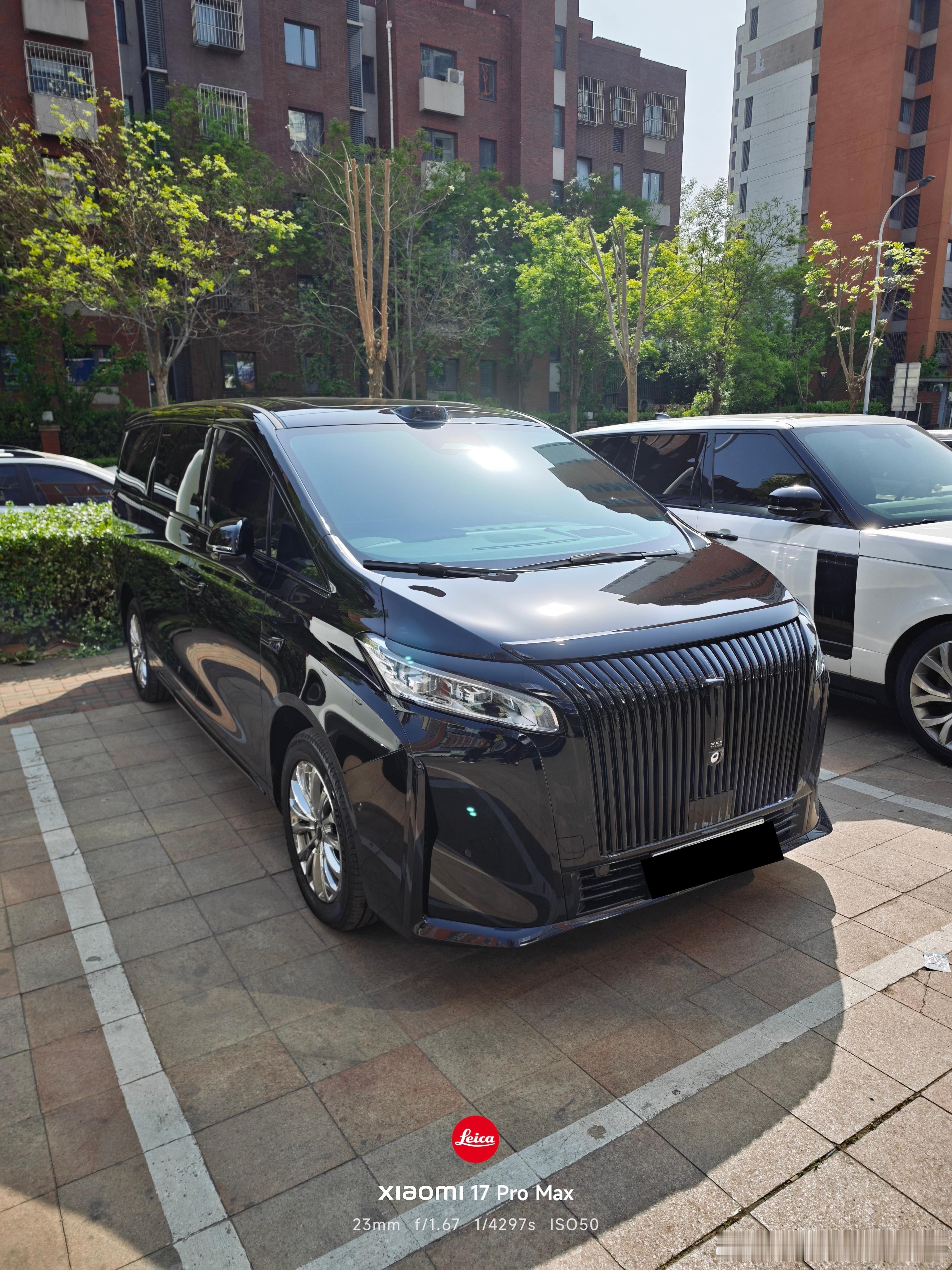 看到了一台改了黑色中网的魏牌高山MPV，有一说一，真精神啊！♠️但这个是后市场做