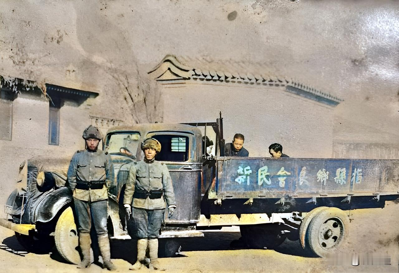 抗战中，北平，两名日军与三名新民会汉奸。三名汉奸在日军面前不敢露面，只能老老实实