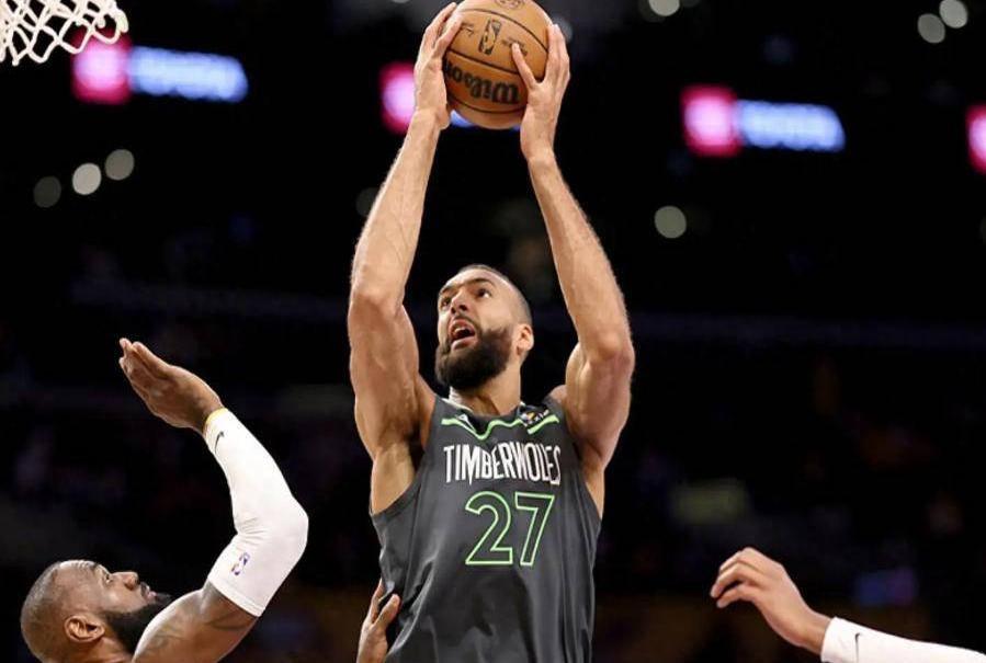 你知道吗，NBA这两年蓝领中锋的行情可太迷了！原来大家都盯着戈贝尔那种年薪400