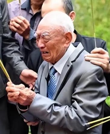 72岁台湾老兵回江苏老家探亲，喝多后突然嚎啕大哭：“其实，我是共产党员。”女儿和