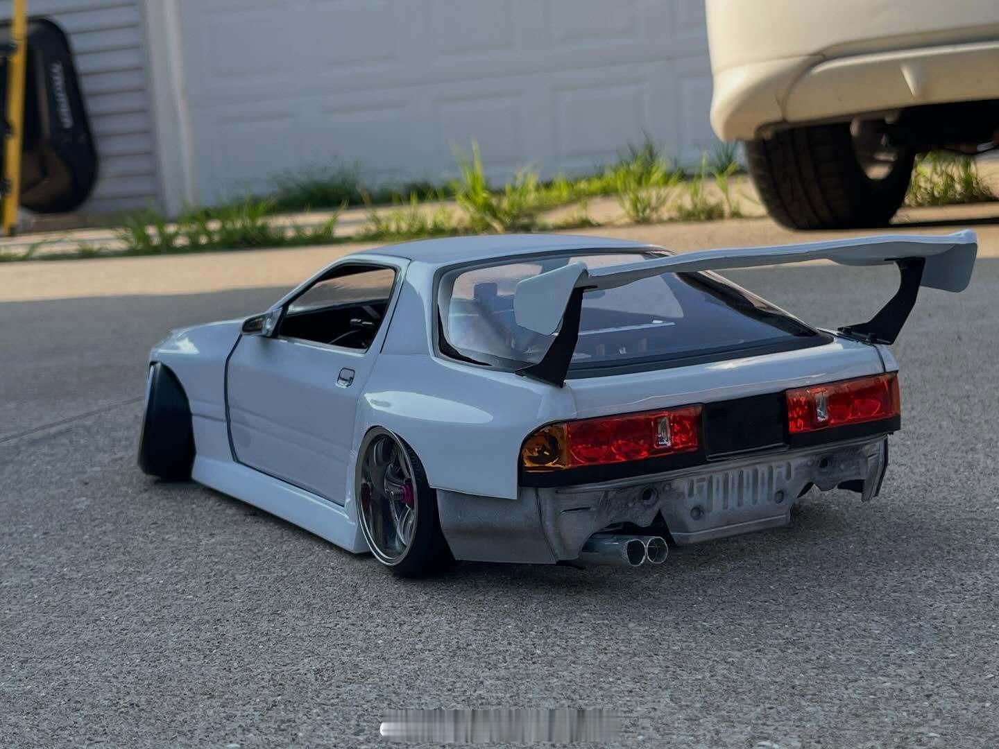 早上好RCFans 星期四，灵感源自松崎隼人的 Mazda RX-7 FC3S，