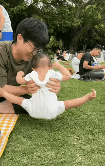 神操作👏这就是未来的体操冠军！