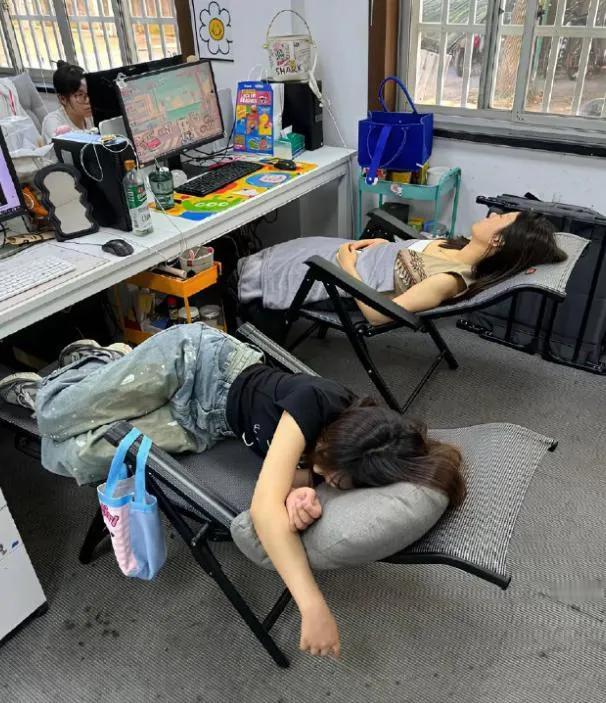 都在说学历贬值
都在鼓吹读书无用
看看

读书的人
多数在写字楼里上班
每天身处